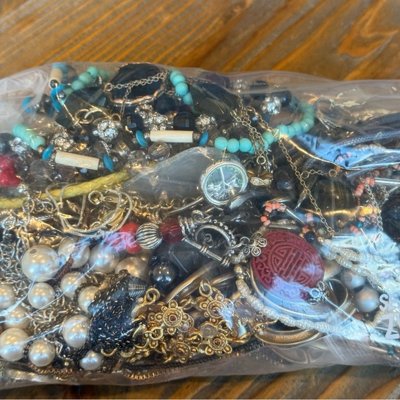 2 lb 13 oz mixed costume jewelry wearable lot - Picture 1 of 5